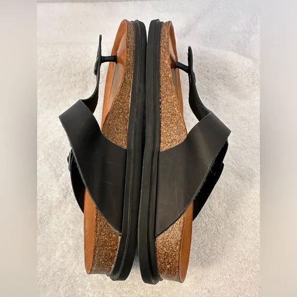 Bearpaw men’s sandal w/contour leather footbed, rubber sole, slightly cushioned.