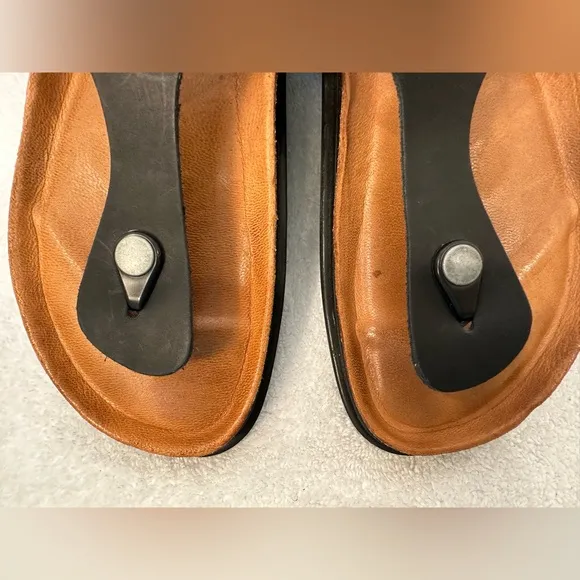 Bearpaw men’s sandal w/contour leather footbed, rubber sole, slightly cushioned.