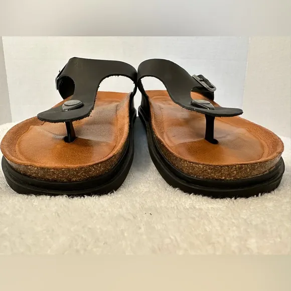 Bearpaw men’s sandal w/contour leather footbed, rubber sole, slightly cushioned.
