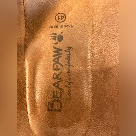 Bearpaw men’s sandal w/contour leather footbed, rubber sole, slightly cushioned.