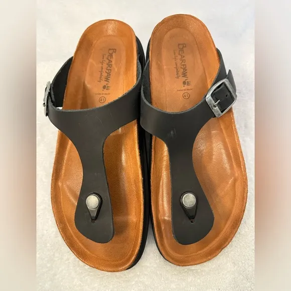 Bearpaw men’s sandal w/contour leather footbed, rubber sole, slightly cushioned.