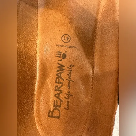 Bearpaw men’s sandal w/contour leather footbed, rubber sole, slightly cushioned.