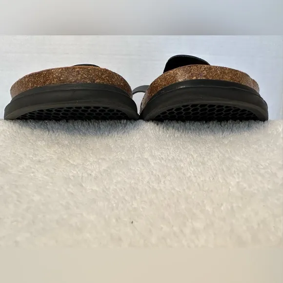 Bearpaw men’s sandal w/contour leather footbed, rubber sole, slightly cushioned.