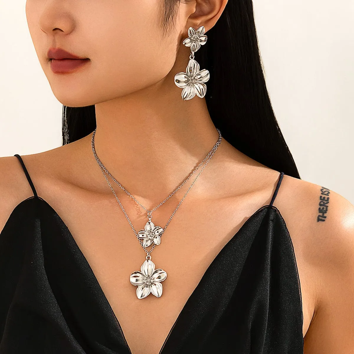 Chic 2pcs Textured Flower Pendant Necklace Earrings Set
