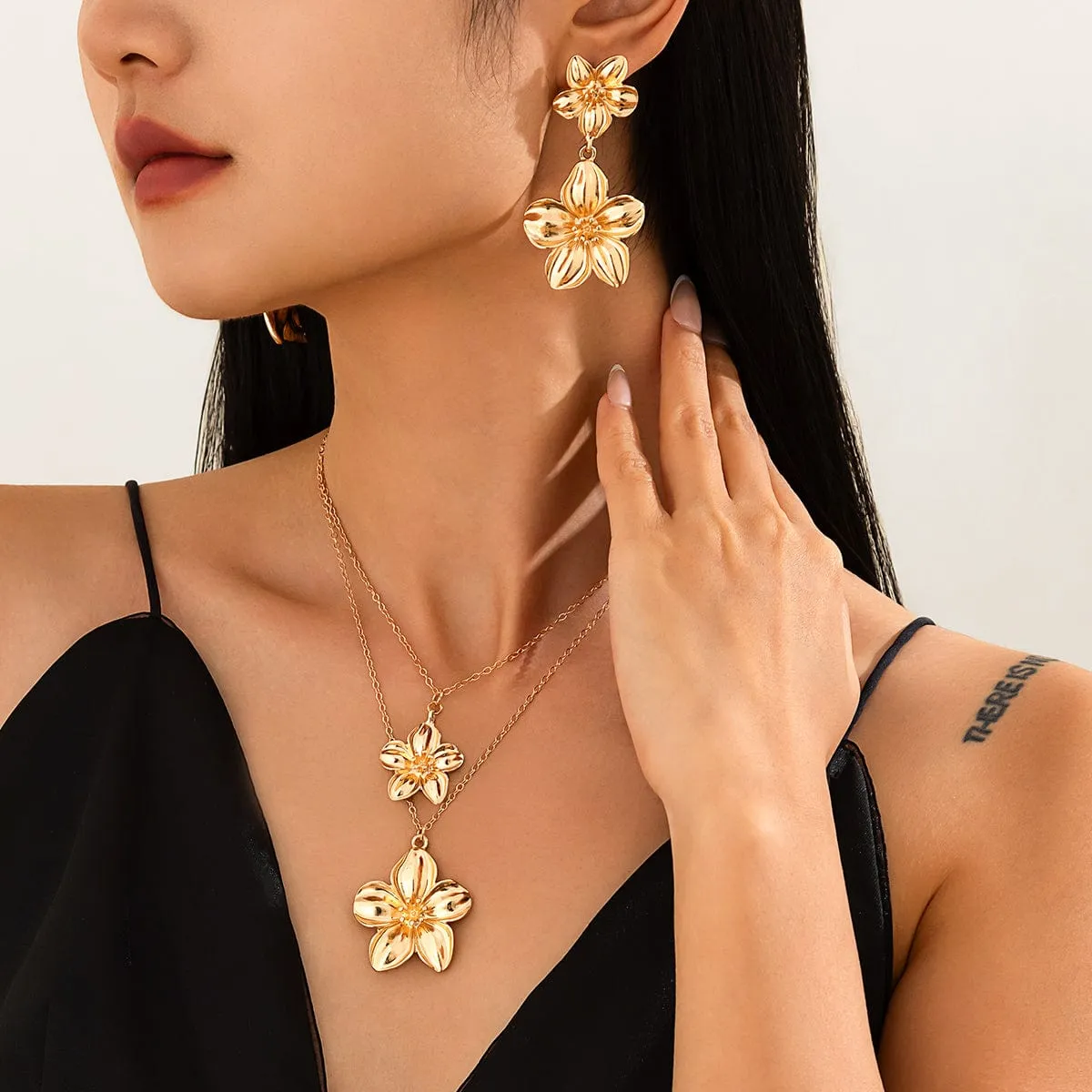 Chic 2pcs Textured Flower Pendant Necklace Earrings Set