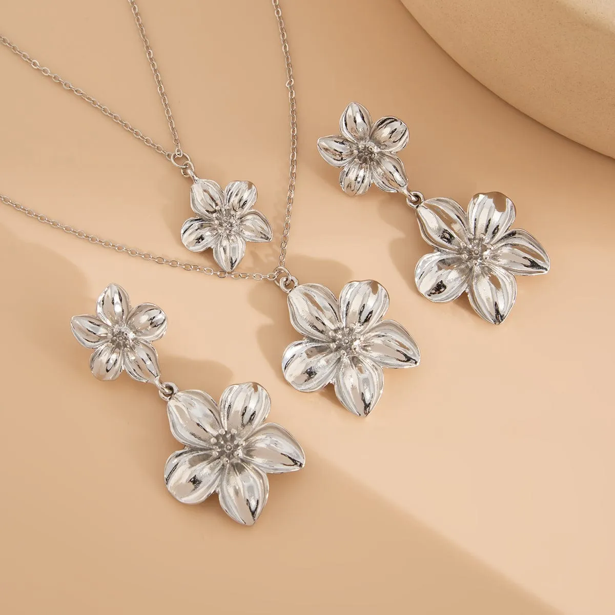 Chic 2pcs Textured Flower Pendant Necklace Earrings Set