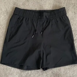 CHICO’S BLACK SHORTS MADE WITH UPF 50  FABRIC BLOCKS BOTH UVA &amp; UVB RAYS PLUS 14