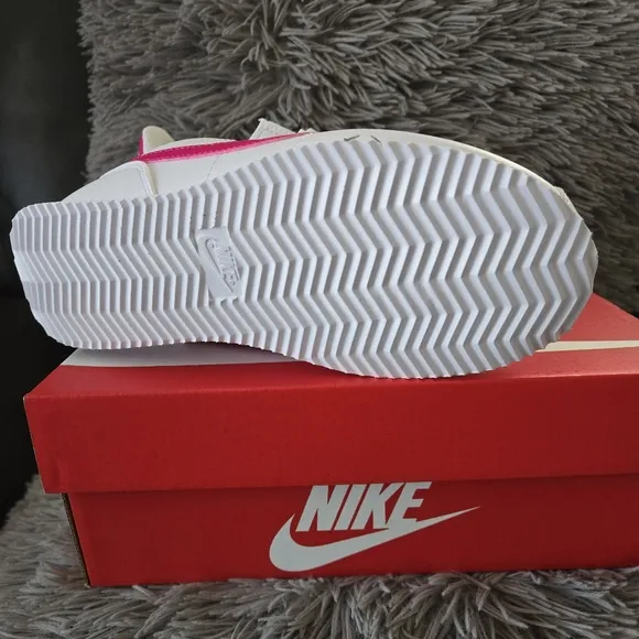 Kids Nike Cortez size 3y white/Pink