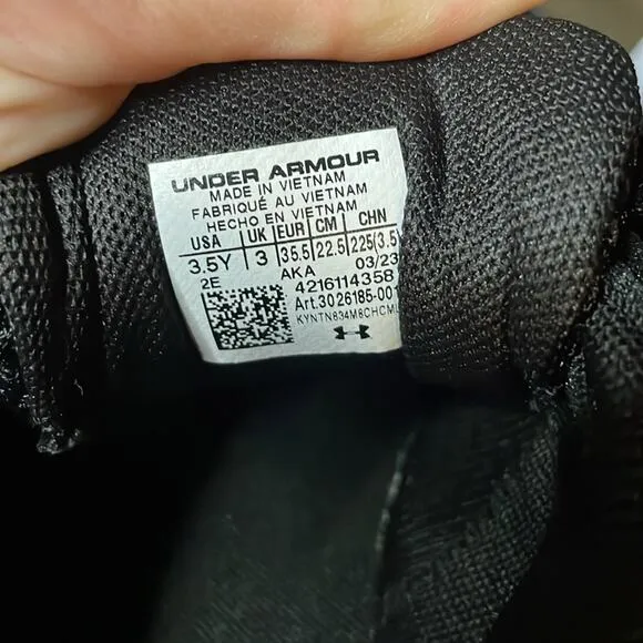 NIB Under Armour boys grade school Assert 10 shoe size 3.5wide