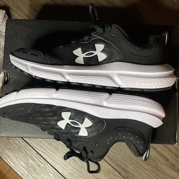 NIB Under Armour boys grade school Assert 10 shoe size 3.5wide