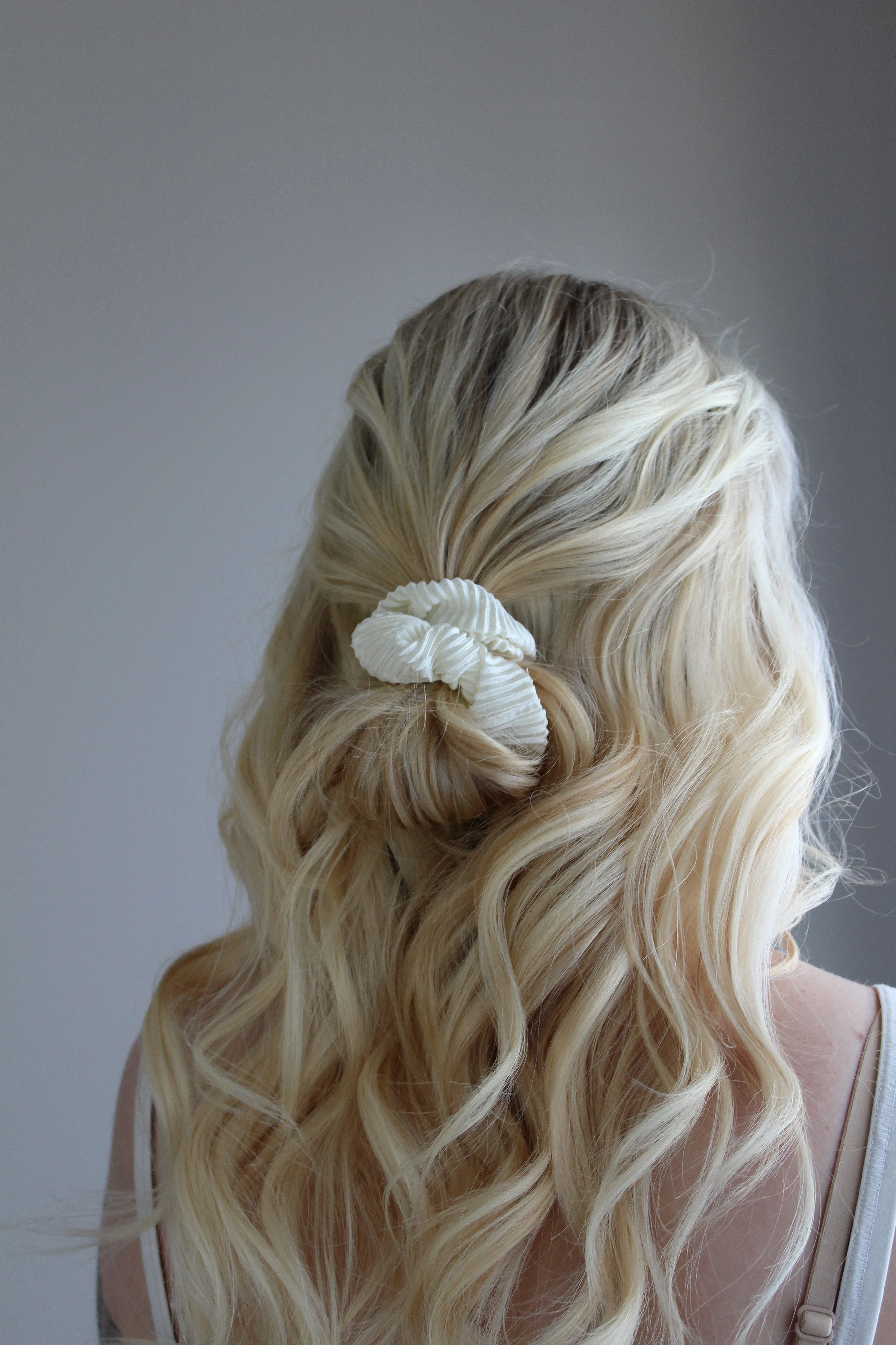 Ribbed White Scrunchie