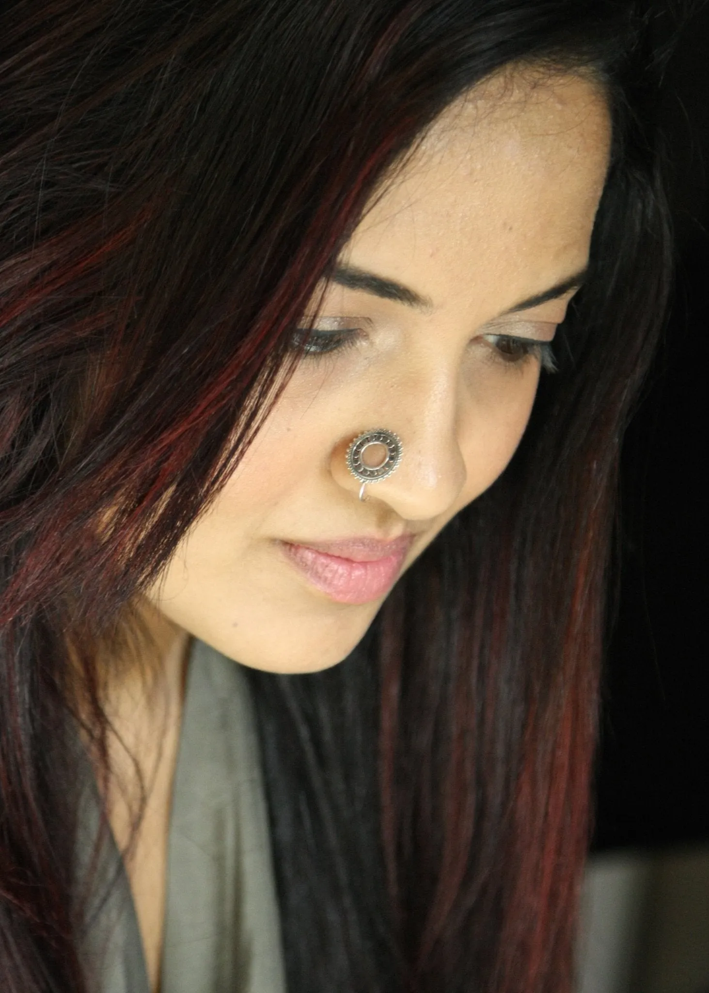 Stunning circular cut-out nose pin