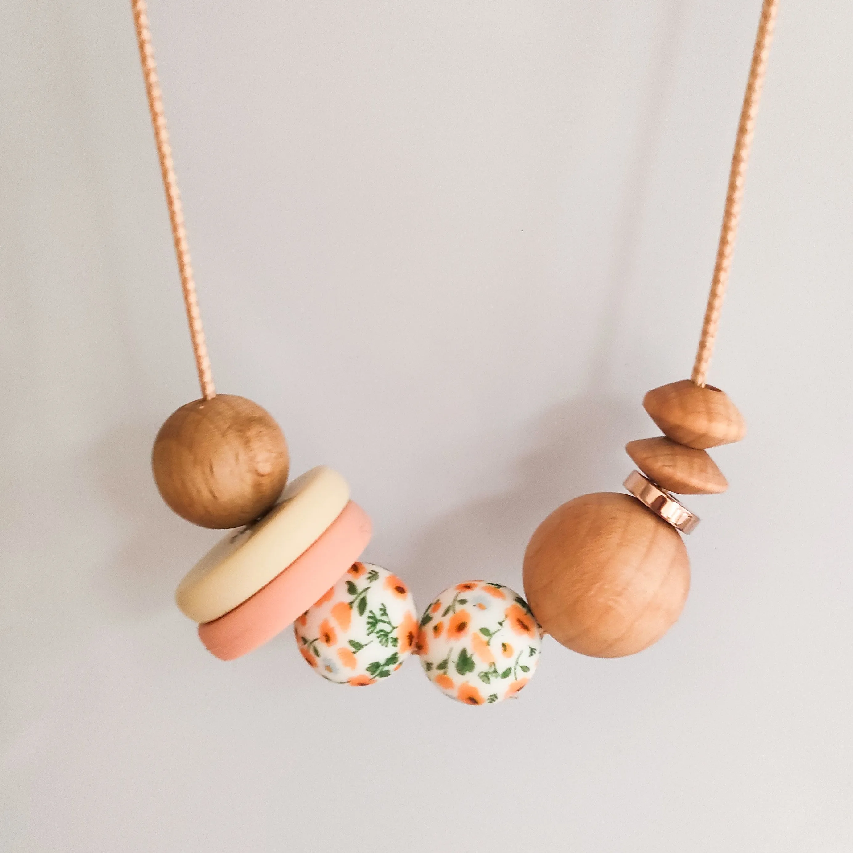 The Petal Simple Balance Necklace